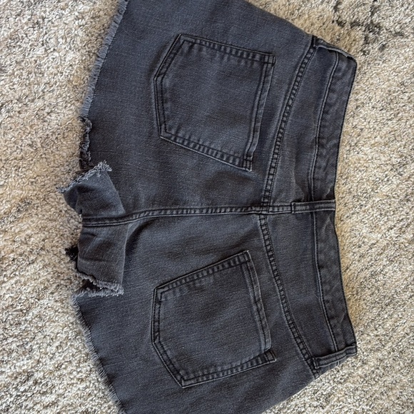 Women's Black Denim Shorts
2front/ 2back pockets
zip and button front closure - Picture 8 of 10